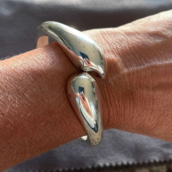 Womens Teardrop Clamper Cuff Bangle Bracelet Silvertone One Size - Picture 2 of 5